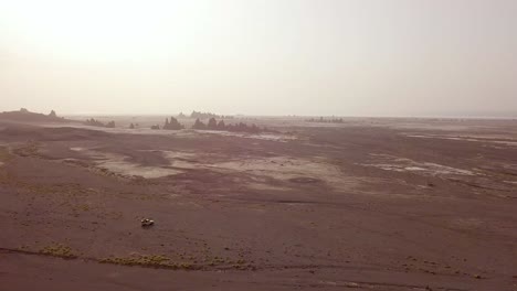 Buena-Antena-Sobre-Un-Jeep-4-Wd-Conduciendo-Por-Un-Paisaje-Salvaje-Y-Accidentado-En-Djibouti-O-Somalia