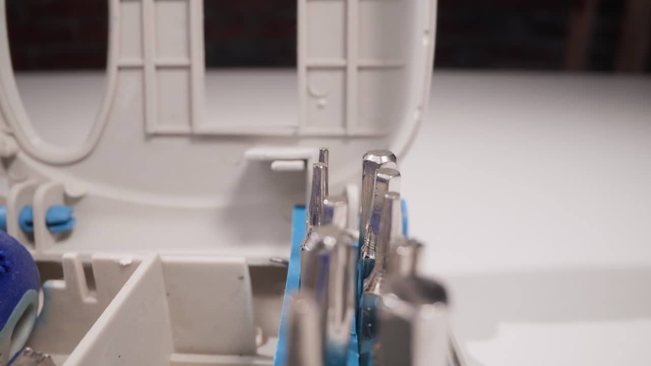 테이블에 있는 스크루드라이버를 위한 서로 다른 모양의 금속 머리 세트