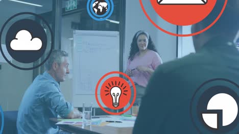animación de iconos digitales sobre diversas personas de negocios en la oficina