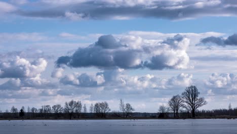 Formación-De-Nubes-Sobre-El-Campo-Prístino-Alrededor-Del-Río-Biebrza-En-Polonia