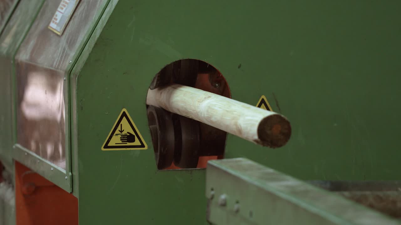 목재 가공 과정 후 기계에서 나타나는 제품. 목재 산업