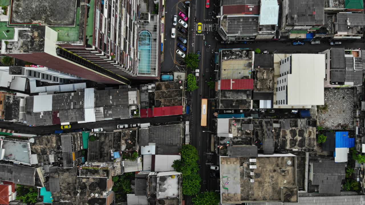 작은 거리 건물 뒤로