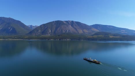 Barco-Navegando-En-El-Lago-4k