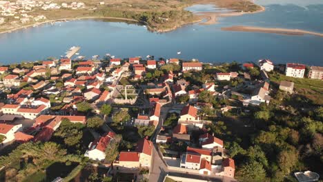 Panorama-Luftrutsche-über-Der-Stadt-Nin,-Region-Zadar,-Kroatien