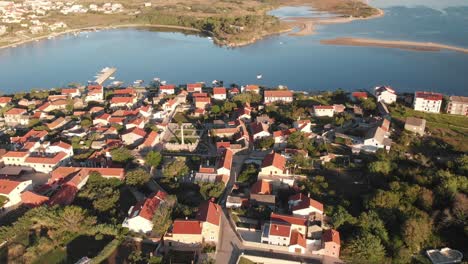 tobogán aéreo panorámico sobre la ciudad de nin, región de zadar, croacia