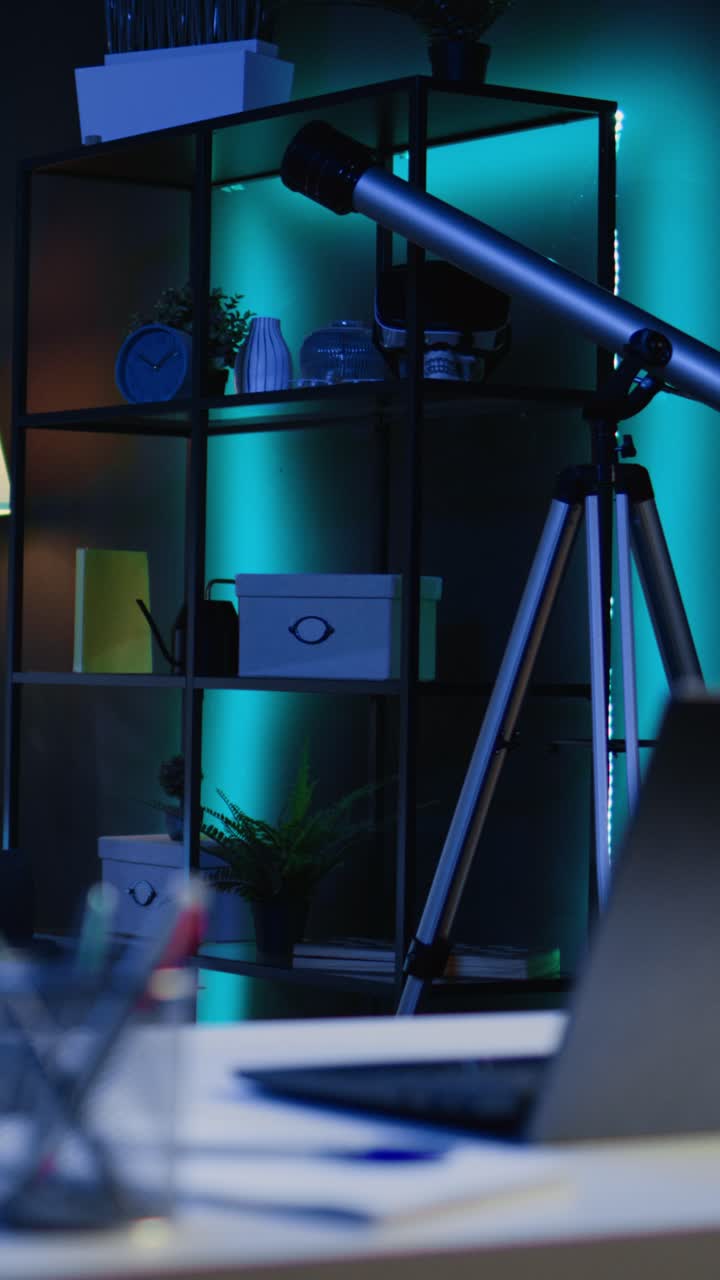 Vertikal video. Laptop, mini-stueplanter og hovedtelefoner på bord i et tomt rum