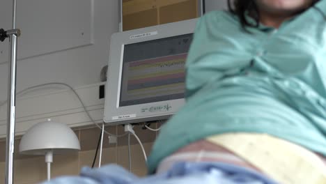 mujer embarazada con contracciones en el centro de parto esperando el parto