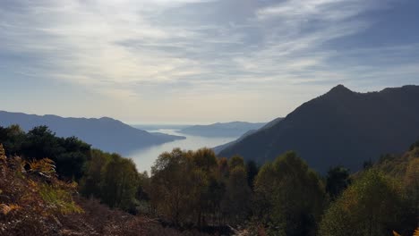 Vista-Panorámica-Panorámica-Del-Lago-Maggiore-Visto-Desde-El-Mirador-De-La-Cima-De-La-Montaña-Monte-Carza,-Acercar