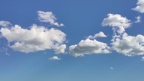 Flauschige-Weiße-Wolken-An-Einem-Strahlend-Blauen-Himmel