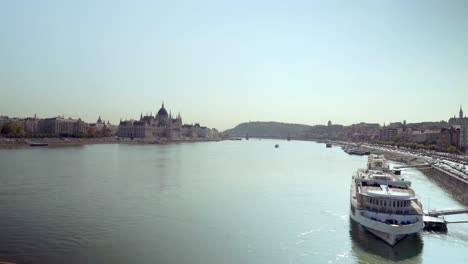 Viaje-Sobre-El-Río-Danubio-En-Budapest-Viendo-El-Parlamento-A-Lo-Lejos