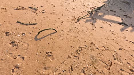 huellas y sombras en una playa de arena en chonburi, tailandia. la iluminación natural destaca las texturas y patrones en la arena.