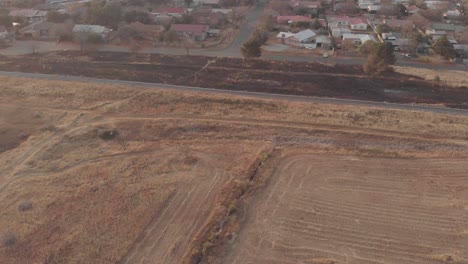 antena sobre un campo con una vía de tren durante el invierno