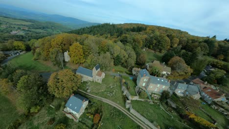 Estilo-Libre-De-Drones-Volando-Sobre-La-Campiña-De-Uchon-Con-El-Valle-De-Fondo,-Departamento-De-Saone-et-loire-En-Francia