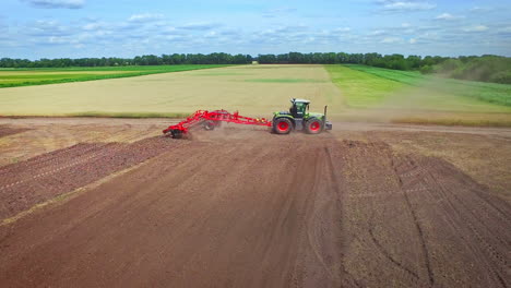 tractor agrícola con remolque arando el campo agrícola. economía rural