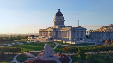 Edificio-Del-Capitolio-Del-Estado-De-Utah-Iluminado-Por-El-Sol-Poniente-En-Una-Noche-Clara