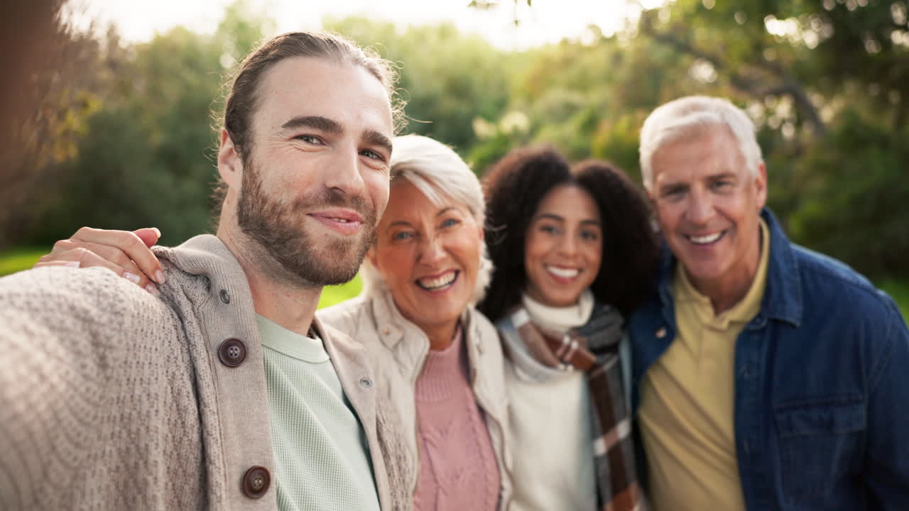selfie, glück und ältere eltern im garten