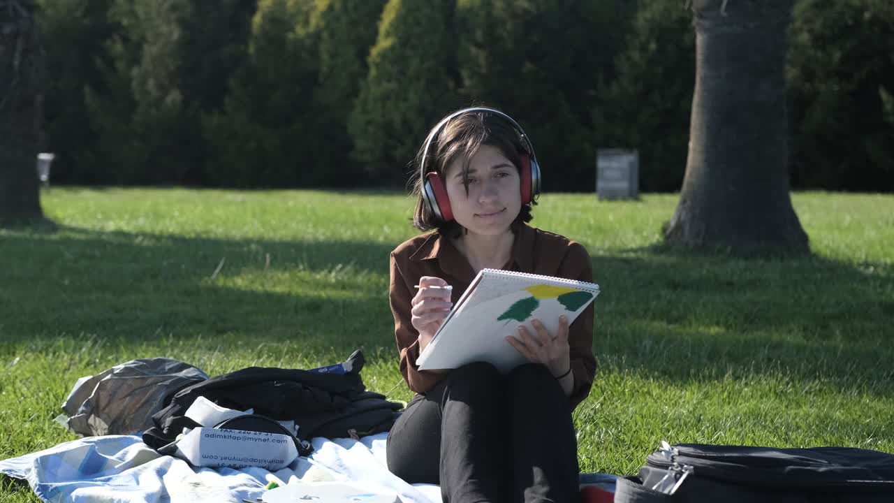 la mujer disfruta dibujando.