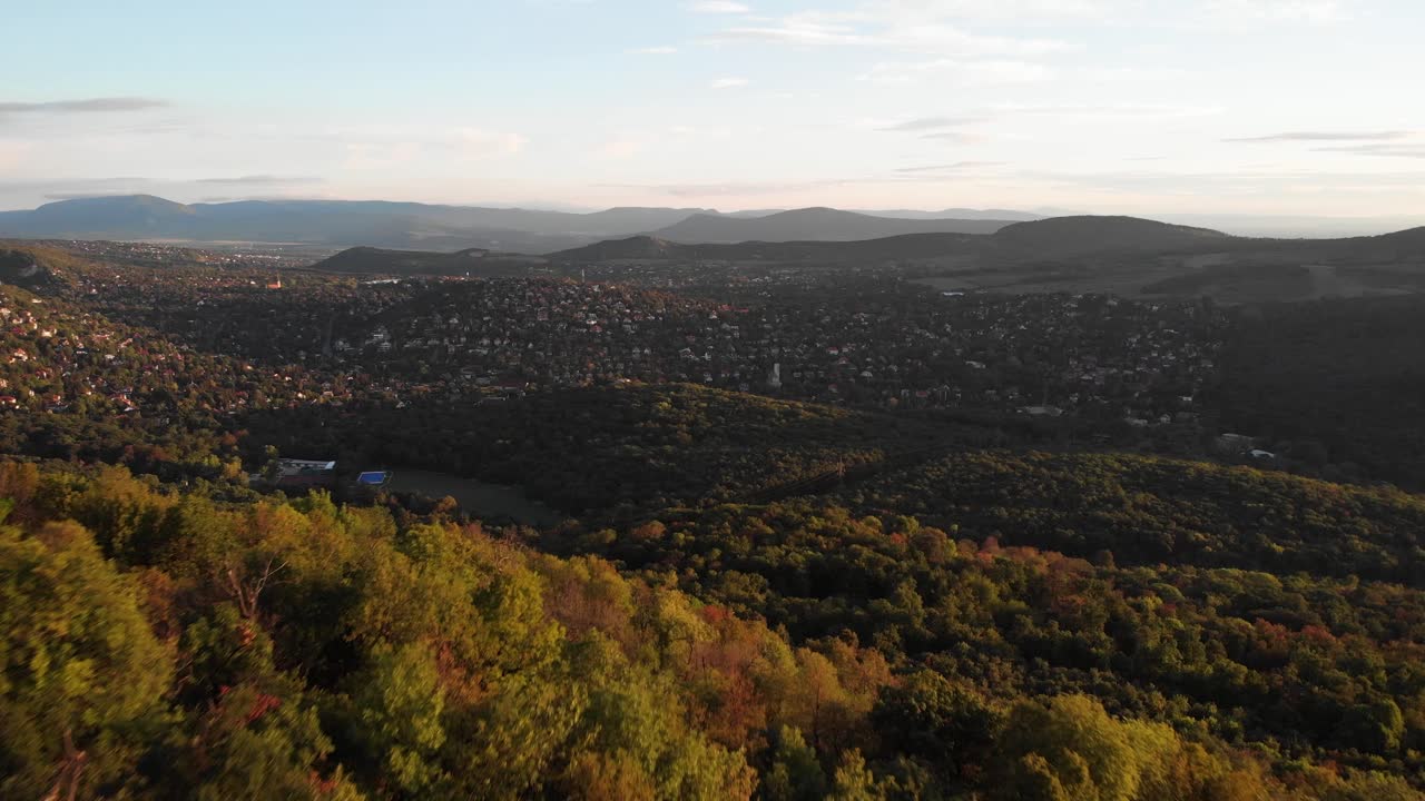 가을 숲의 hárs 언덕 전망대를 지나는 후방 항공