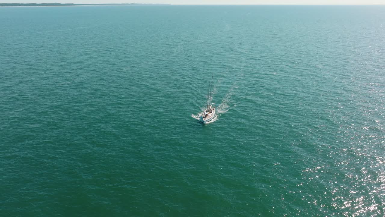 평온한 발트해에 있는  ⁇ 색 세일보트, 무한한 바다 한가운데에 있는  ⁇ 색 세일 요트,  ⁇ 은 여름날, 뒤로 움직이는 넓은  ⁇