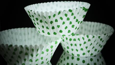 pilha de copos de papel de cupcake de bolinhas verdes - forros de cupcake