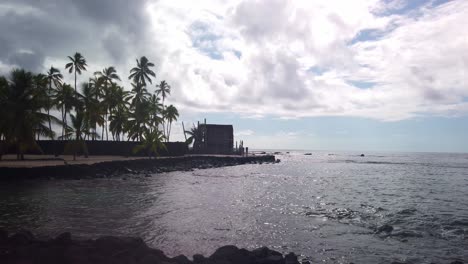 Gimbal-Weitschwenkaufnahme-Des-Alten-Hawaiianischen-Königshafens-Und-Der-Kanulandung-Im-Historischen-Nationalpark-Pu&#39;uhonua-O-Honaunau-Auf-Der-Insel-Hawaii