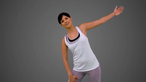 el brazo estirado de la morena en forma