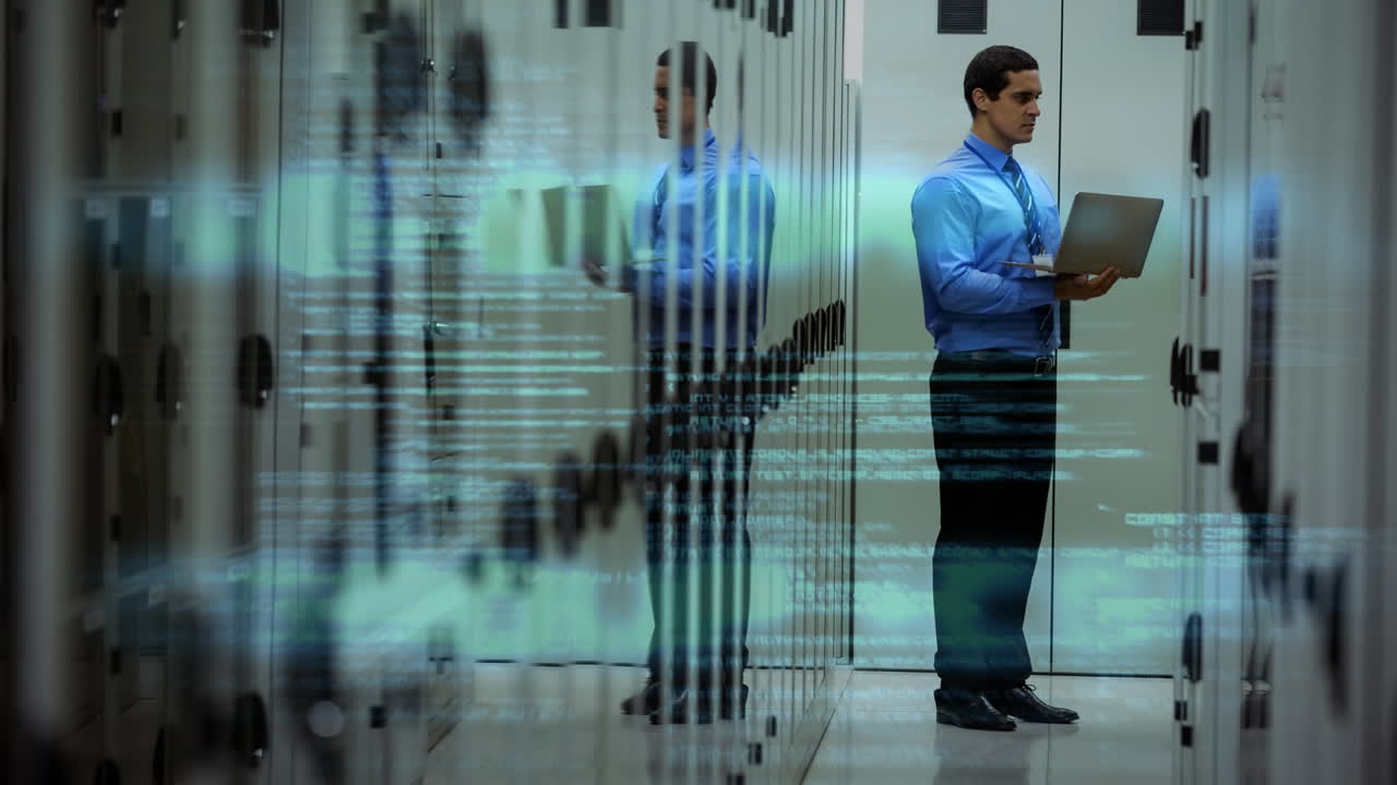 procesamiento de datos y codificación sobre hombre trabajando con computadora portátil en la sala de servidores