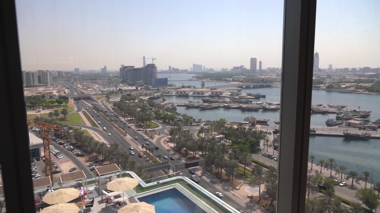 두바이 아랍 에미레이트에 있는 호텔의 창으로 시점을 천천히 이동합니다.
