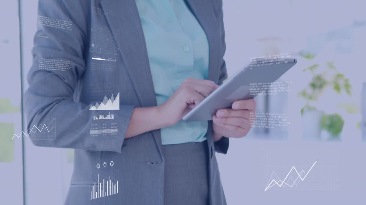 animación de procesamiento de datos en la sección media de una mujer de negocios que utiliza una tableta digital en la oficina