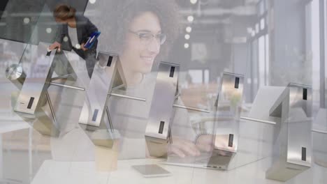 animación de una mujer sonriente usando una computadora portátil en un café sobre mujeres de negocios que pasan por el torniquete de la estación