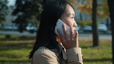 mujer hablando por teléfono en el parque