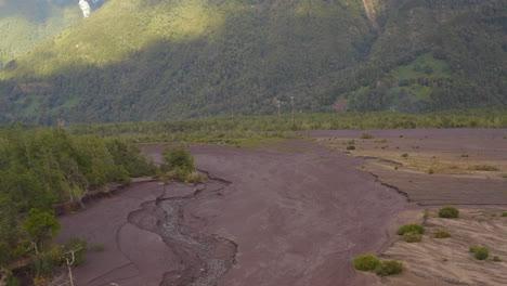 Alluvium-Vom-Osorno-vulkan,-Auch-Regen,-Der-Zum-Allerheiligensee-Hinunterfließt