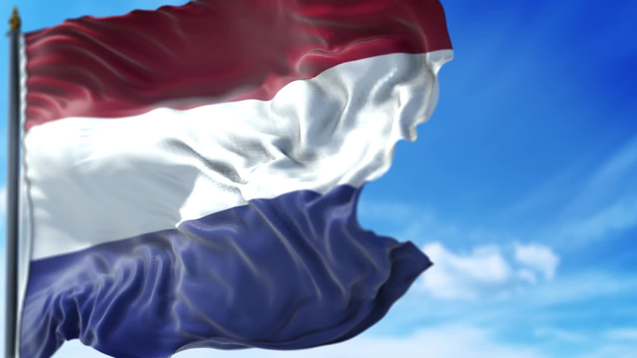 네덜란드 발이 푸른 하늘을 향해 천천히 흔들리고 있습니다.