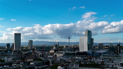 panorama del horizonte de la ciudad de frankfurt a la luz del día