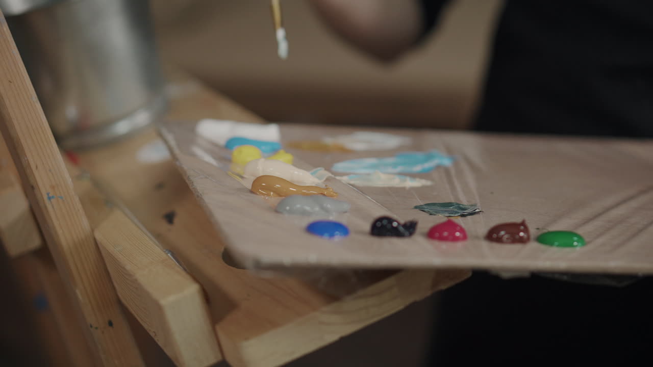 화가 가 패 에 색 을 고 있다