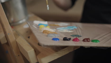 artista mezclando colores en una paleta