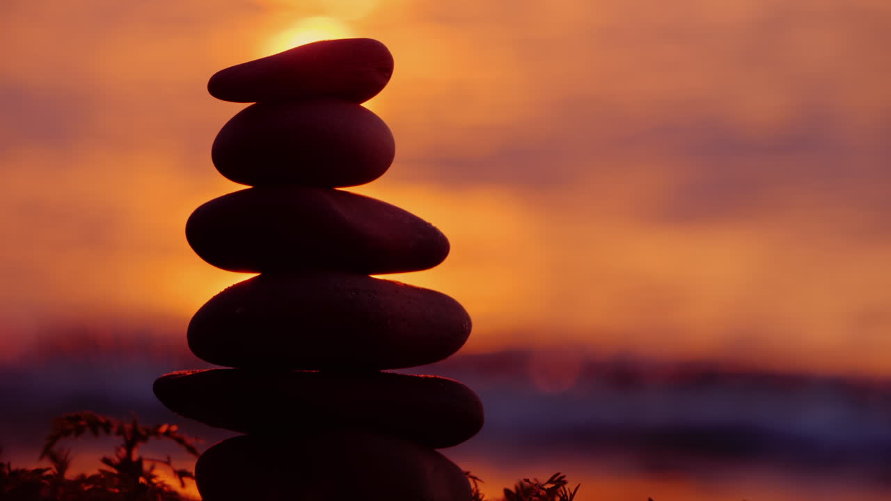 una torre de piedras cae de un concepto de destrucción por golpe