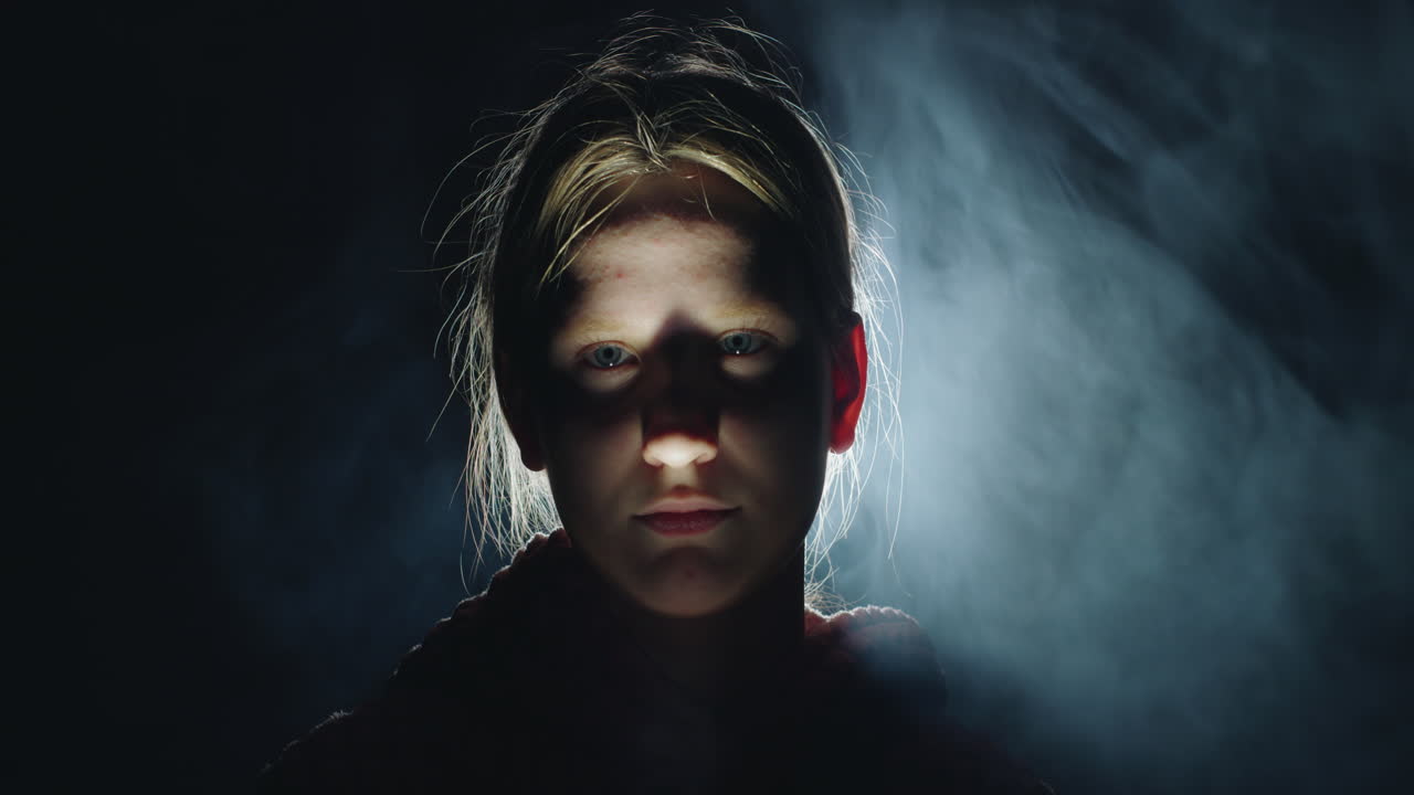 연기 있는 초상화 의 신비 한 소녀