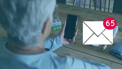 animación del icono de correo con números que crecen sobre una mujer mayor que usa un teléfono inteligente en casa