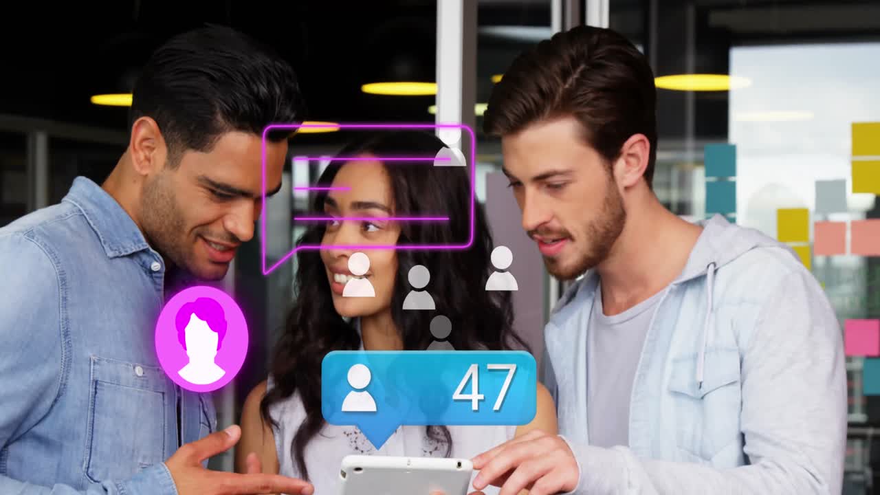 animación de perfiles e iconos de mensajes con números sobre diversos compañeros de trabajo discutiendo en la tableta.