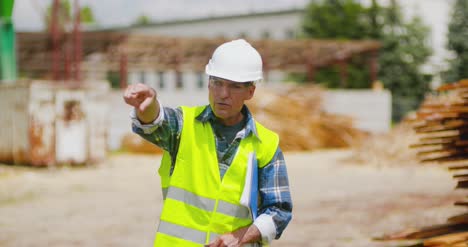 Trabajador-Masculino-Examinando-La-Pila-De-Tablones-4