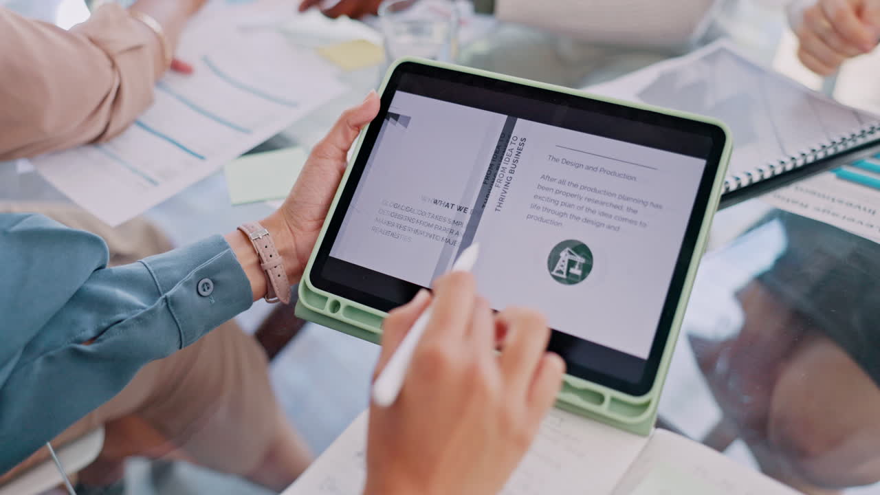 tableta, manos y acerca de nosotros página con sitio web