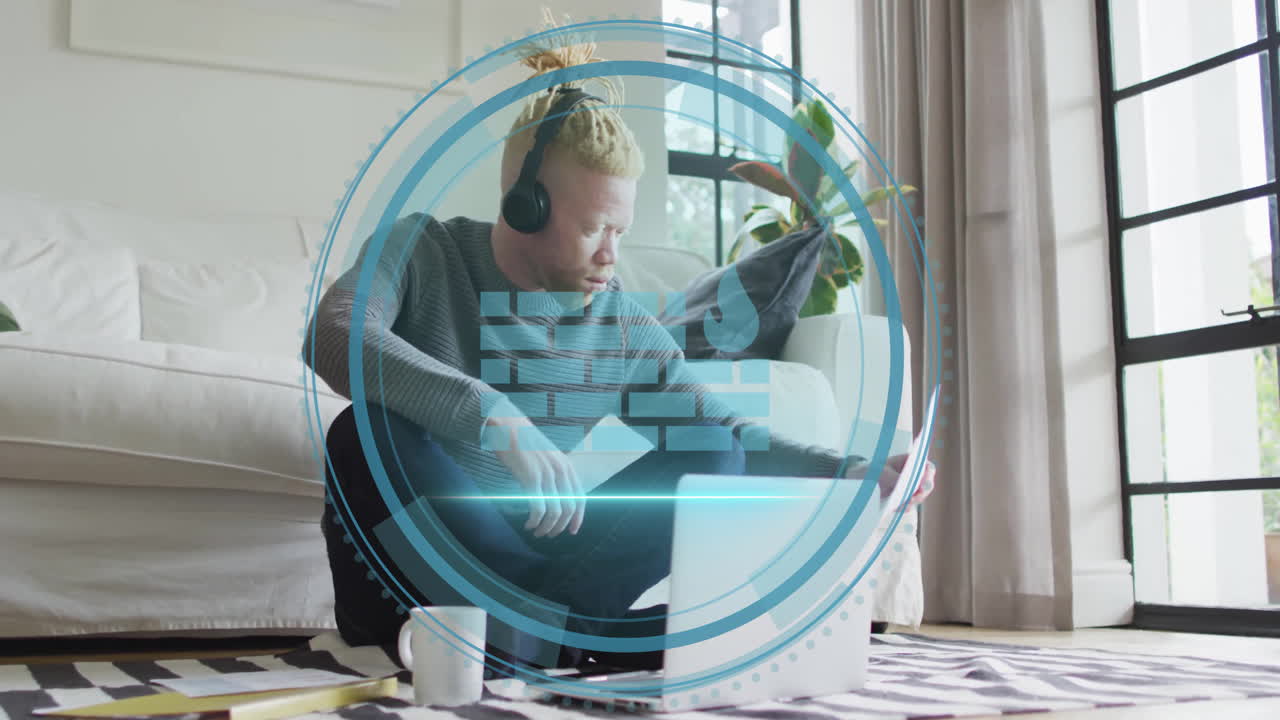 방화벽 아이콘의 애니메이션, 알비노 아프리카계 미국인이 노트북에서 비디오를 보고 커피를 즐기고 있습니다.