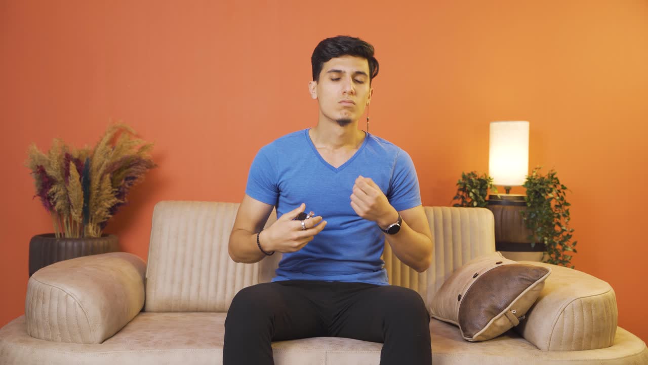 향수를 쓰고 좋은  ⁇ 새를 맡는 사람.