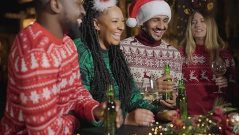 Tiro-De-Seguimiento-De-Un-Grupo-De-Amigos-Celebrando-La-Navidad-En-El-Bar