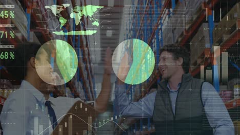 animación de gráficos financieros sobre felices diversas mujeres y hombres trabajadores de almacén aplaudiendo