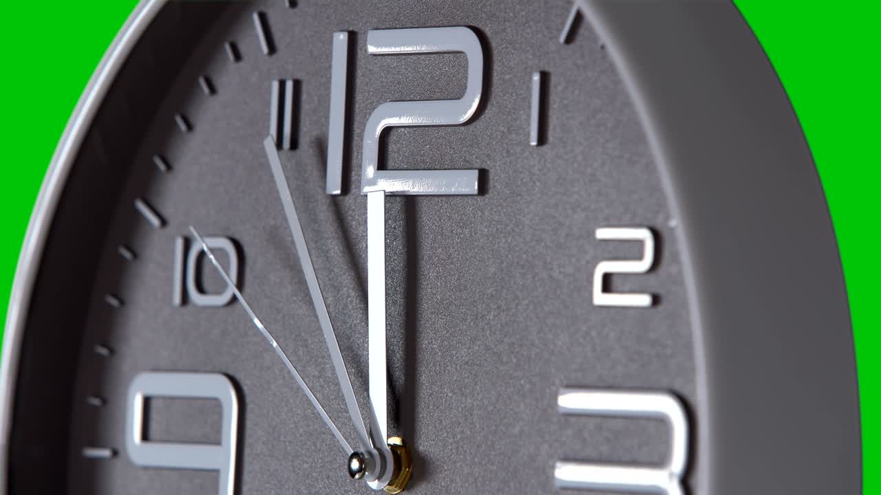 reloj de pared sobre un fondo verde