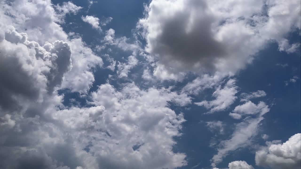 el lapso de tiempo del cúmulo azul y blanco la nube esponjosa, el lapso del tiempo 4k del hermoso cielo azul con el fondo de las nubes, ellapso de tiempo de la nube el fondo de la naturaleza