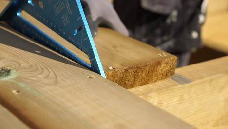 estático, primer plano, tiro, de un carpintero, trabajando en el ajuste de una tabla de cubierta, en la terraza