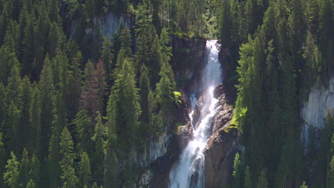 Revelación-De-Inversión-Aérea-De-La-Cascada-De-Iffigfall,-Suiza